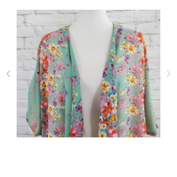 Lovers + Friends small floral kimono - Picture 5 of 12